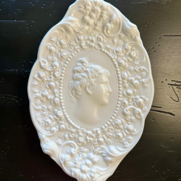 VINTAGE, JENNY LIND, MILK GLASS VANITY TRAY. - Picture 5 of 8